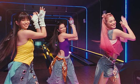 SM Supermalls released its newest anthem, “Gala To The Max,” performed by the rising girl group DNA. 