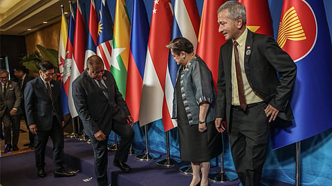 Ministers tackle ME conflict’s impact