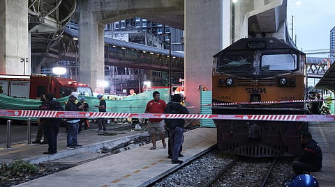 8 patay sa bangga sa tren ug bus sa Thailand