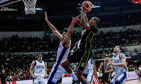  MGA HIGANTE: Si Chris McCullough (tuo) sa TNT Tropang 5G miatake sa depensa ni Patrick Gardner (wala) sa Meralco Bolts atol sa Philippine Basketball Association Season 50 Commissioner’s Cup semifinals. / 