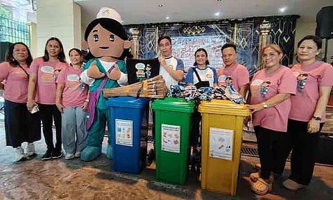 The Philippine Healthcare and Mercury Wastes Management Project (HCWM Project) has joined the opening of the weeklong “Brigada Eskwela” activity at Jose P. Laurel Sr. High School (JPLSHS) in Project 4, Quezon City today to assist in clean-up activities and raise awareness about its toxics-free and waste-free campaign. With brooms, mops, and paintbrushes in hand, teachers, students, parents, and community volunteers led the annual activity to ensure campuses are clean and safe for the opening of classes on June 8.
