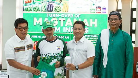 Basilan exec turns over farm inputs to farmers