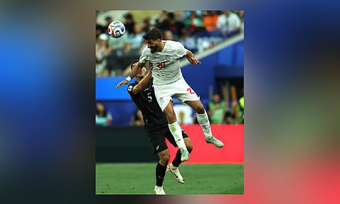 PITCH DUEL. Iran’s Shahriyar Moghanloo leaps for the ball against New Zealand defender Michael Boxall during their World Cup match in Los Angeles. / XINHUA