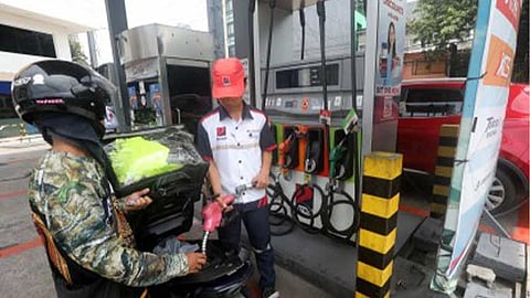 DOE chief optimistic about sustained drop in global oil prices