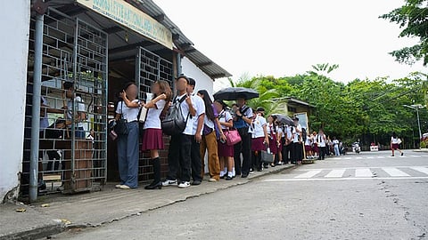 ■ INSPECTION: Nagkadaiyang tunghaan sa Tacloban City ang mipahugot sa ilang seguridad diin ang tanang tinun-an nga mosud sa ganghaan sa ilang eskuwelahan ang ipaubos sa inspection ilabi na ang ilang mga dala nga bag, base sa kamanduan nga gipatuman sa Department of Education.  Mga sakop sa Philippine National Police ang miabag sa school security sa gipatuman sa security protocol. Estorya sa pahina 2. / Tacloban City Information Office Facebook Page 
