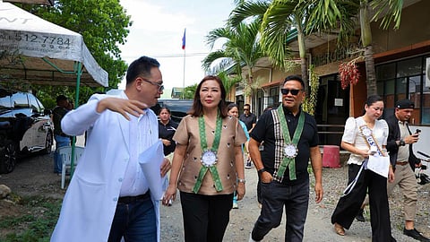 Senador JV Ejercito misaad og 
pundo sa mga ospital sa Sugbo