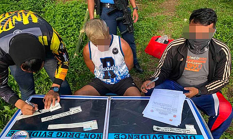   GIPOSASAN: Giimbentaryo sa kapulisan ang mga illegal nga drogas na nasakmit gikan sa usa ka kanhi seaman nga nadakpan atol sa buy-bust niadtong Huwebes sa hapon, Hunyo 25, 2026, sa Barangay Babag, dakbayan sa Sugbo. /TAMPO
