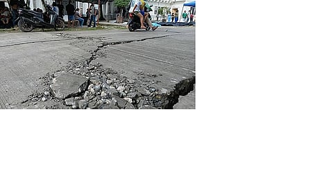 Mga edipisyo sa 10 ka lokalidad sa Sugbo, gipasusi tungod sa fault lines