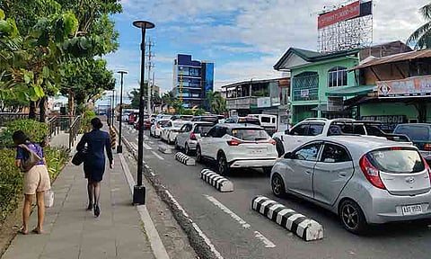 TRAFFIC BUILD-UP. Heavy traffic surprised motorists along Roxas Avenue in Davao City as of 4:30 p.m. on Friday, December 19, 2025, amid a growing traffic build-up. This comes after the opening of Segment B of the Davao City Coastal Bypass Road (Times Beach/Tulip Drive–Roxas Avenue) to motorists earlier Friday morning. Heavy traffic is expected as the day marks the last working day before the holidays, with increased road activity due to the holiday rush.