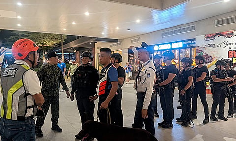 ALARMA NA SAB: Lain na sab nga kaso’ng hulga sa pagpamomba ang nadawat sa kapulisan sa Cebu City sa dihang ang Ayala Malls Central Bloc nakadawat og bomb scare pinaagi sa messaging app. Samtang si Mayor Nestor Archival nangunay og supervise sa gihimong inspection ug maoy nideklara nga “this mall si safe.”  /  