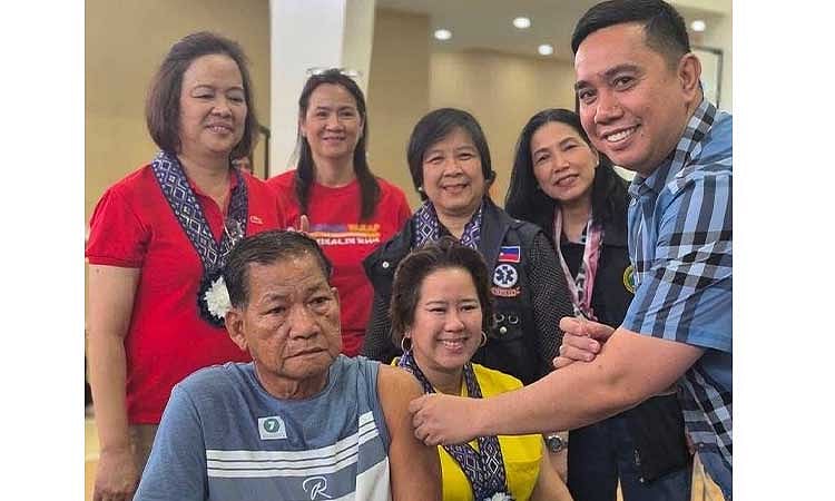 Minalin residents get influenza vaccines
