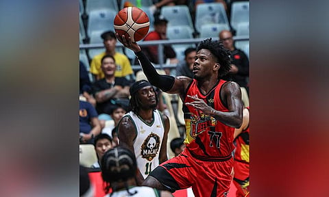 PBA: Nakalusot si San Miguel Beermen guard CJ Perez batok sa guest Macau Giant Pandas ning aktuha atol sa premirong panagsangka sa duha ka mga kampo sa PBA Season 50 Governors’ Cup niadtong Hulyo 12, 2026. / 