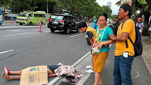 Motor, taxi nagsungag; rider patay