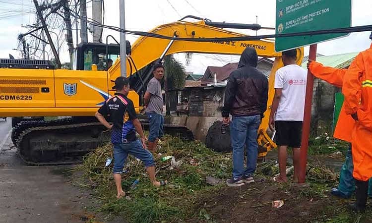 Magalang LGU, DPWH clear Amuco Creek amid flooding