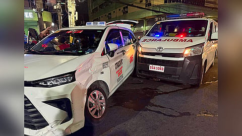 Ambulansiya nagkarga og pasyente misungag sa taxi