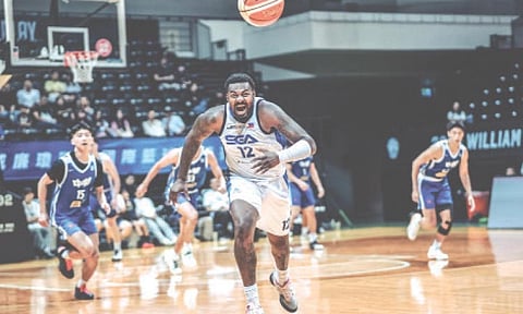 SAVE THE BALL. Strong Group Pilipinas import Tajuan Agee chases down the ball during their game against Chinese Taipei Blue. / SGA FACEBOOK PAGE