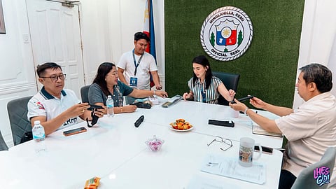 26 ka mga eskwelahan sa Minglanilla gihatagan og mga metal detector, baton