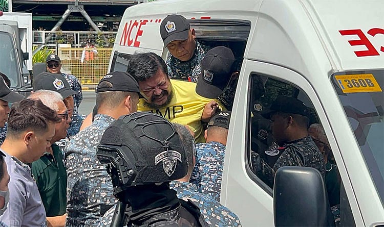 Jinggoy Estrada’s knee ‘snapped’ while preparing for hospital visit