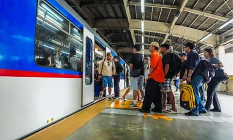 RIDERSHIP RECORD. Passengers board a Metro Rail Transit Line 3 train at the Araneta-Cubao Station on June 8, 2025. The MRT-3 recorded its highest daily ridership this year at 501,875 passengers on Tuesday (Aug. 25, 2026), the last day of the free ride program for national ID holders. (PNA photo by Robert Alfiler)