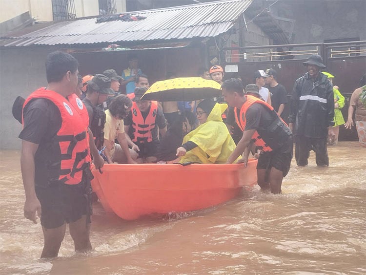 Over 400 areas flooded in Luzon; 13 bridges impassable