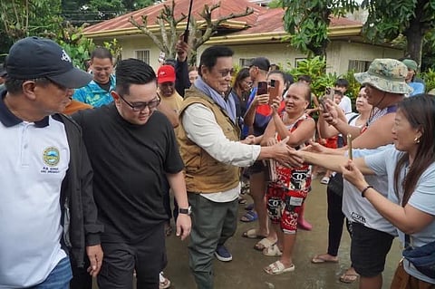 Senator Lapid helps flood-hit Kabalens
