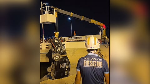 Taxi nahug sa sapa sa Basak, Lapu; 4 angol