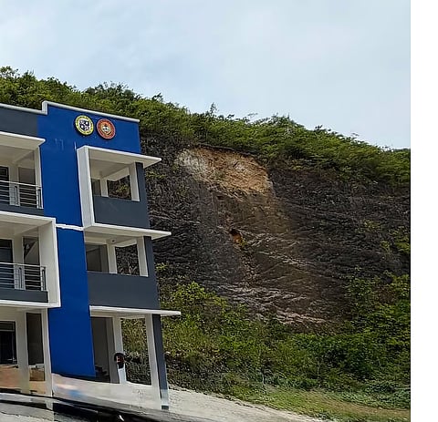 MGB 7 gimanduan ni Baricuatro sa pagsusi sa school bldg. sa CTU-Asturias