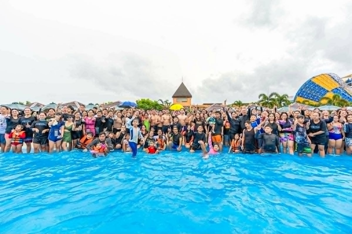 Cloudstaff treats staff, families at Aqua Planet