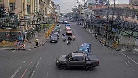Pickup nahayang, gidaro sa naghaguros nga AUV 