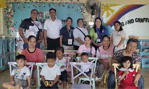 Engr. Regalado, Brgy. Catigan Captain Hon. Mansilagan, and Esperanza Community CDC Teacher Mercedita L. Rodrigo (standing, 2nd from L, extreme L, and 3rd from L, respectively) pose for posterity with Esperanza Community CDC students together with their parents and guardians.