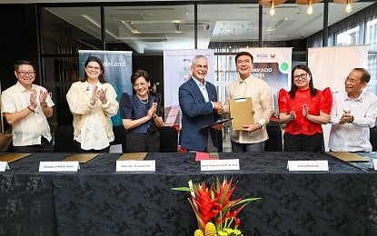 MODERNIZATION. Ayala Land Inc. Chair of the Board Jaime Augusto Zobel de Ayala and Bases Conversion and Development Authority President and Chief Executive Officer Joshua Bingcang (4th and 5th from left) shake hands after the signing of the lease extension pact, as announced by the BCDA on Monday (Sept. 14, 2026). The agreement extends by 12 years and seven months the lease of ALI-led Station Square East Commercial Corporation (SSECC) for the property that is currently occupied by Market! Market! and the development of the integrated retail and mobility hub under a PHP1-billion program. (Photo courtesy of BCDA)