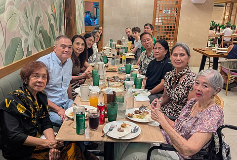 GET-TOGETHER. Dinner hosted by balikbayan author Cecilia Manguerra-Brainard (second from right). Others are (from left to right): CVU, Jojo and Tanya Manguerra, Patti Aberasturi, Danton Remoto, lawyer Lynley Ocampo, the hostess and Terry Manguerra.