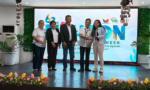 AWARDING: Natapos ang ika-63 nga Fish Conservation Week sa Cebu City niadtong Septiyembre 17, 2026, pinaagi sa usa ka seremonyas sa pagpanghatag og mga pasidungog. Usa sa mga nakadawat og pasidungog ang Sunstar Cebu tungod sa paghatag og suporta sa BFAR-7 sa mga programa niini, proyekto, ug serbisyo ngadto sa publiko, ilabi na sa mga komunidad sa mga mangingisda. Ang maong pasidungog gidawat ni Sunstar Reporter Claudine Flores. / PIA 7