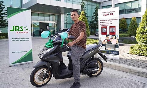 SB Finance awards JRS Express employee Jenovem Cruz with a brand-new Honda BeAT motorcycle as part of the company’s exclusive eSALAD employee raffle campaign. 