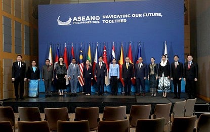 ASEAN-SOKOR TIES. Trade Secretary Ma. Cristina Roque (8th from left) joins fellow officials at the 23rd ASEAN Economic Ministers - Republic of Korea Consultation at the Philippine International Convention Center in Pasay City on Sunday (Sept. 20, 2026). The meeting discussed the progress of the ASEAN-Korea Free Trade Area Upgrade negotiations; regional and global economic situation; and ways to further advance ASEAN-Korea economic cooperation. (PNA photo by Yancy Lim)