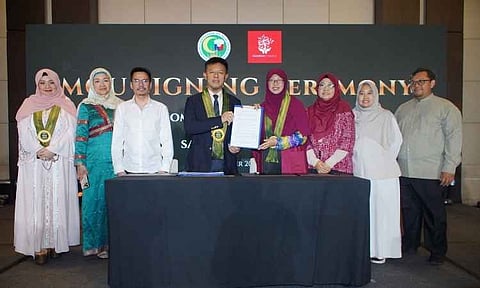 The two-day “Philippine Halal Industry Summit 2026” at the New World Makati Hotel on September 19-20, 2026 culminated in the signing of Memorandums of Understanding (MOUs) with Kazai Innovative Ideas Solution, a Malaysian company, to cooperate on Sertu (Halal cleansing) training programs and to establish relevant guidelines and standards in the Philippines[left photo], and with Indonesian firm PT Sakinah Inovasi Finansial Dan Teknologi for collaboration on Islamic family financial management. NCMF Secretary Sabuddin N. Abdurahim (fourth from left) signed the MOUs during the Summit organized by NCMF Bureau of Muslim Economic Affairs headed by Director Saleha Pangarungan Sacar.