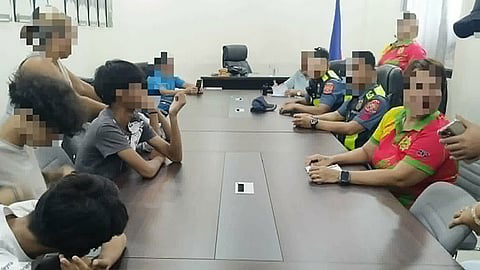 Mga batan-ong nalambigit sa riot gipaatubang sa brgy.