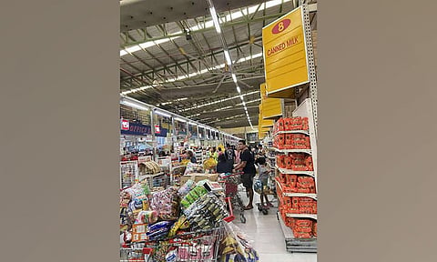 Consumers shop for basic goods at a supermarket. Businesses and consumers continue to face pressure from rising operating and household costs, highlighting the importance of measures to keep prices manageable amid economic challenges. /   FILE FOTO