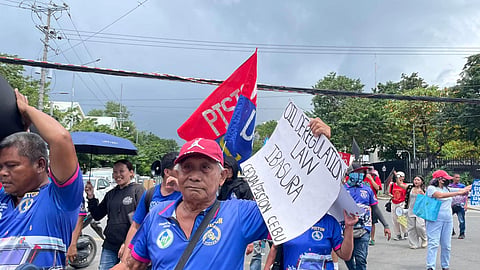 'Dili na mabuhi': PUV drivers in Cebu join transport strike over fuel prices  