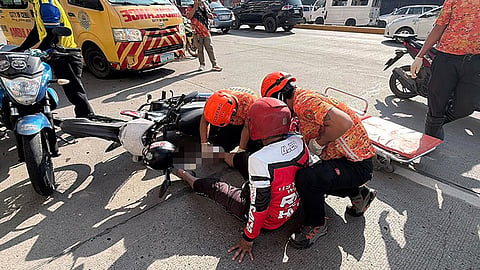 Motorista nasangit sa foot rest sa laing motorsiklo, samdan