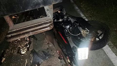 Motor mibangga sa naka-park nga trak de karga, rider patay