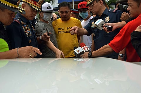 MANILA. Chinese nationals Wu Shaowei and Wu Yaochui (with face masks) narrate to police officials how they were kidnapped and their vehicles taken by the suspects. (Alfonso Padilla/SunStar Philippines)