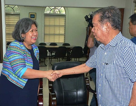 BACOLOD. Outgoing DFA Bacolod head Carol Constantino meets with Negros Occidental Governor Alfredo Marañon Jr. at the Capitol Tuesday. She thanked the governor for the dynamic partnership of the DFA and the Provincial Povernment. (Capitol Photo)