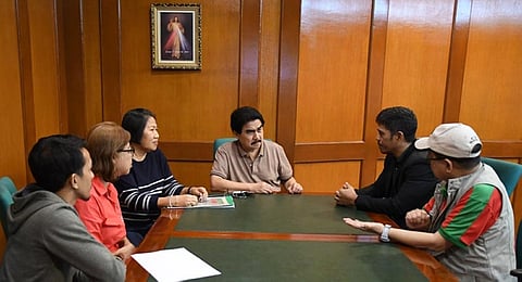 Bacolod City Mayor Evelio Leonardia (center), chair of the City Anti-Drug Abuse Council (Cadac), welcomes newly installed PDEA provincial office head Jose Tomabini (2nd from right), during his courtesy call at the Government Center Monday. Joining the mayor is Supervising and Administrative Officer Federico Guanzon Jr. (right), and Cadac members. (Contributed Photo)