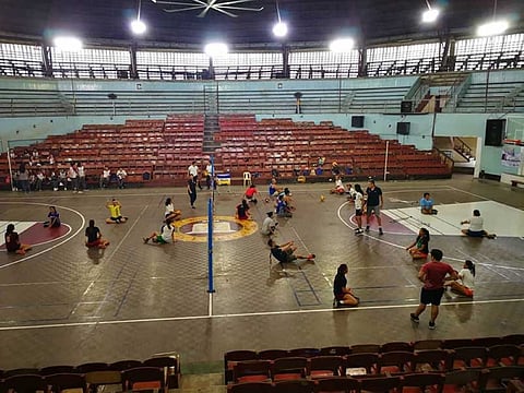 SITTING VOLLEYBALL. American coach Eric Hodgson (in black shirt, standing) teaches participants the basics of sitting volleyball in a seminar. (Contibuted photo/PADS)