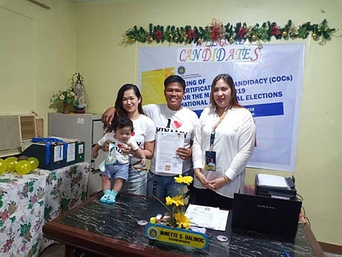 PAMPANGA. Former Minalin councilor Rondon Mercado filed his COC before the Comelec office last Wednesday, October 17. He was accompanied by his wife and child. (Photo by Chris Navarro)