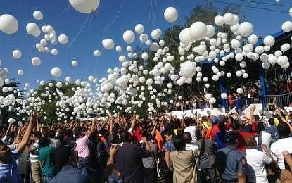 PANGASINAN. Election candidates in Pangasinan for the May 2019 elections release white balloons to signify genuine intention to serve. (Photo by Liwayway Yparraguirre)