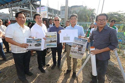 PAMPANGA. City of San Fernando Mayor Edwin Santiago, Vice Mayor Jimmy Lazatin, City Administrator Fernando Limbitco, Kaganapan 2019 chairman Fer Caylao and telecommunications magnate Dennis Uy show the plans of the city civic center during Wednesday's groundbreaking in Barangay San Isidro. (Chris Navarro)