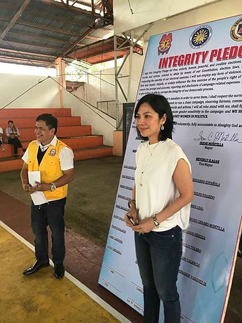 BACOLOD. Isabela Mayor Joselito Malabor and his challenger, Irene Montilla, during the peace covenant signing at the town's gymnasium Friday, February 15, 2019. (Contributed photo)