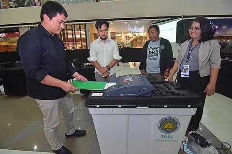 DAVAO. Commission on Elections Davao (Comelec 11) personnel give instructions as they watch a voter cast his sample ballot to the vote counting machine during the Vote Counting Machine Roadshow and Voter's Education Thursday, March 21, at SM City Davao Annex in preparation for the May elections. (Photo by Macky Lim)
